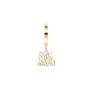 Orecchino modello creola a scatto in oro 18kt con scritta pendente “Don’t Chase, Attract”